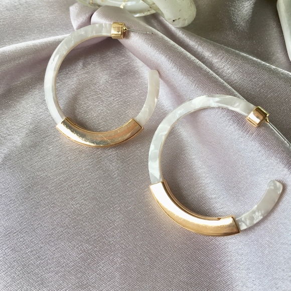 White Gold Bar Acrylic Tortoise Hoop Earrings - Picture 5 of 7